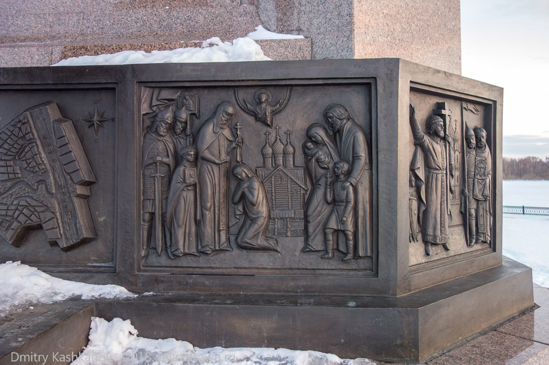 Барельефы в основании памятника в Ярославле. Фото