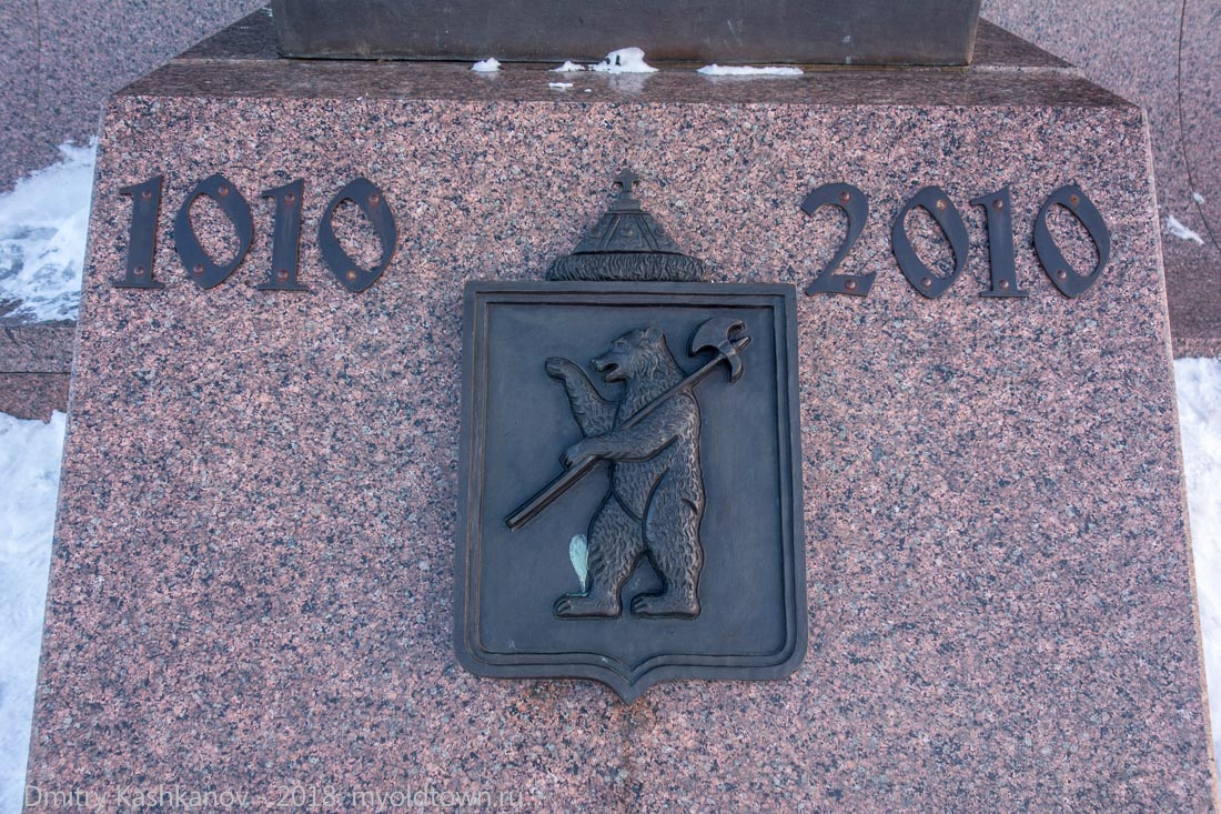 Герб Ярославля на памятнике