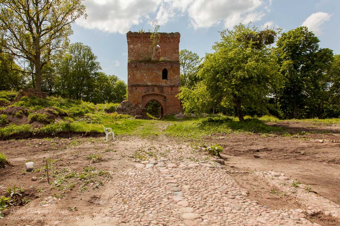 Замок Грос Вонсдорф. Башня Канта и дорожка из брусчатки