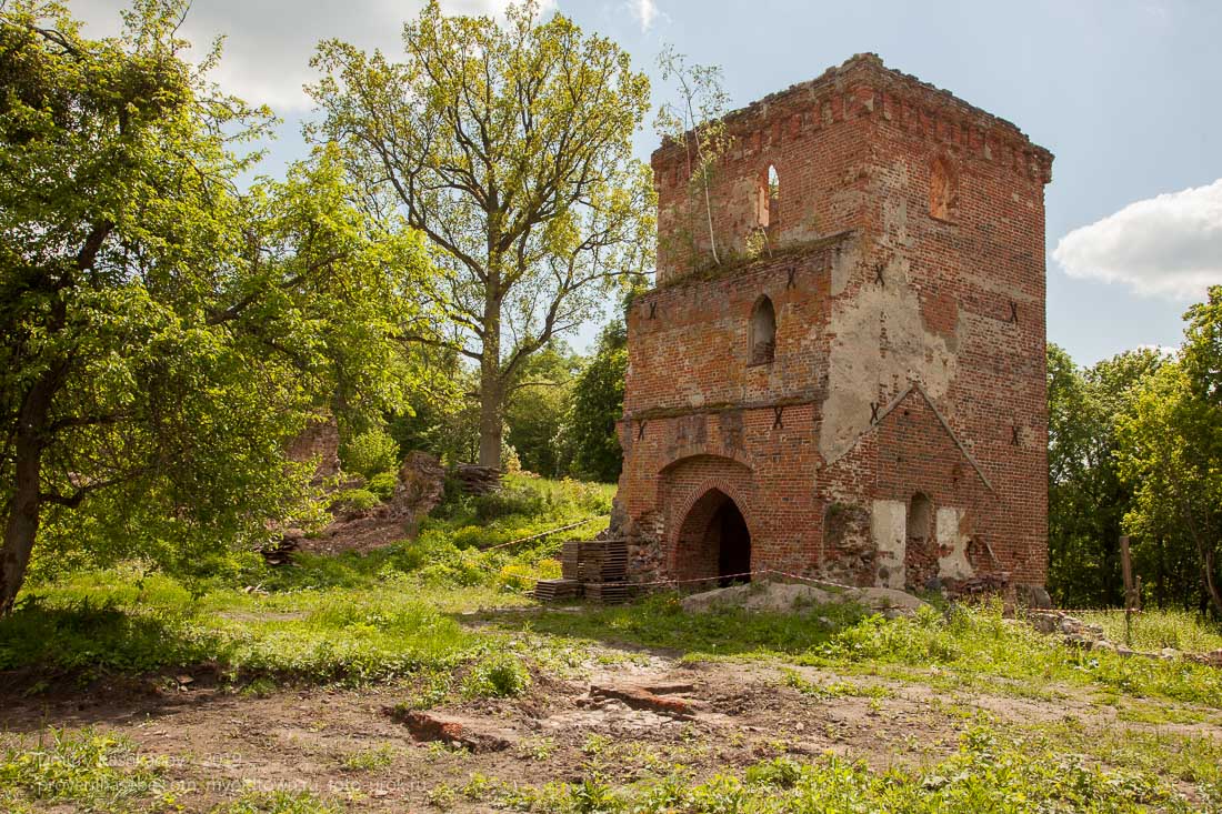 Руины тевтонского замка Грос Вонсдорф. Башня Канта и фрагмент стены