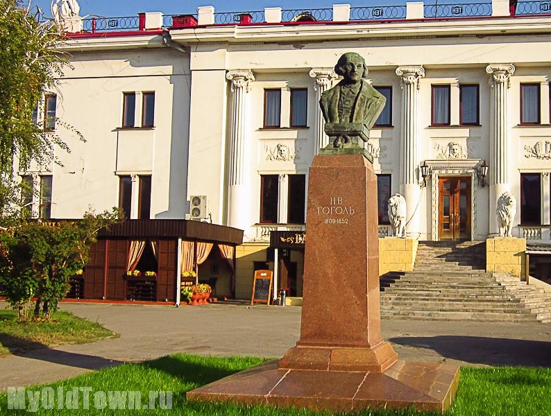 Памятник Гоголю в Волгограде. Самый старый памятник. Фото