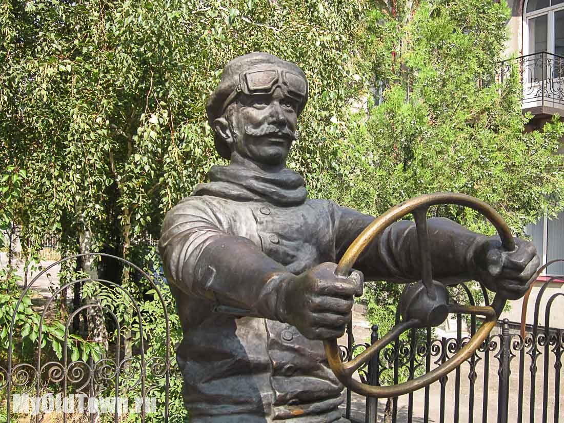 Фото фрагмента памятника автомобилисту. Волгоград
