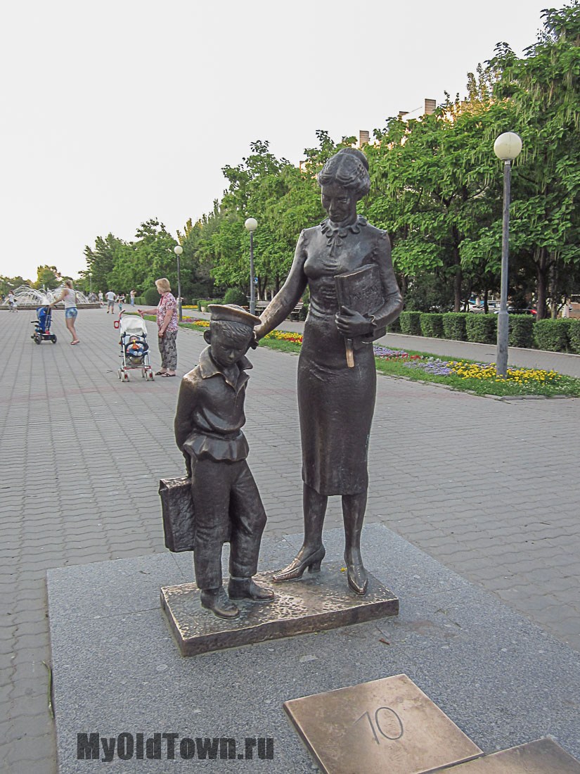Памятник первой учительнице. Фото