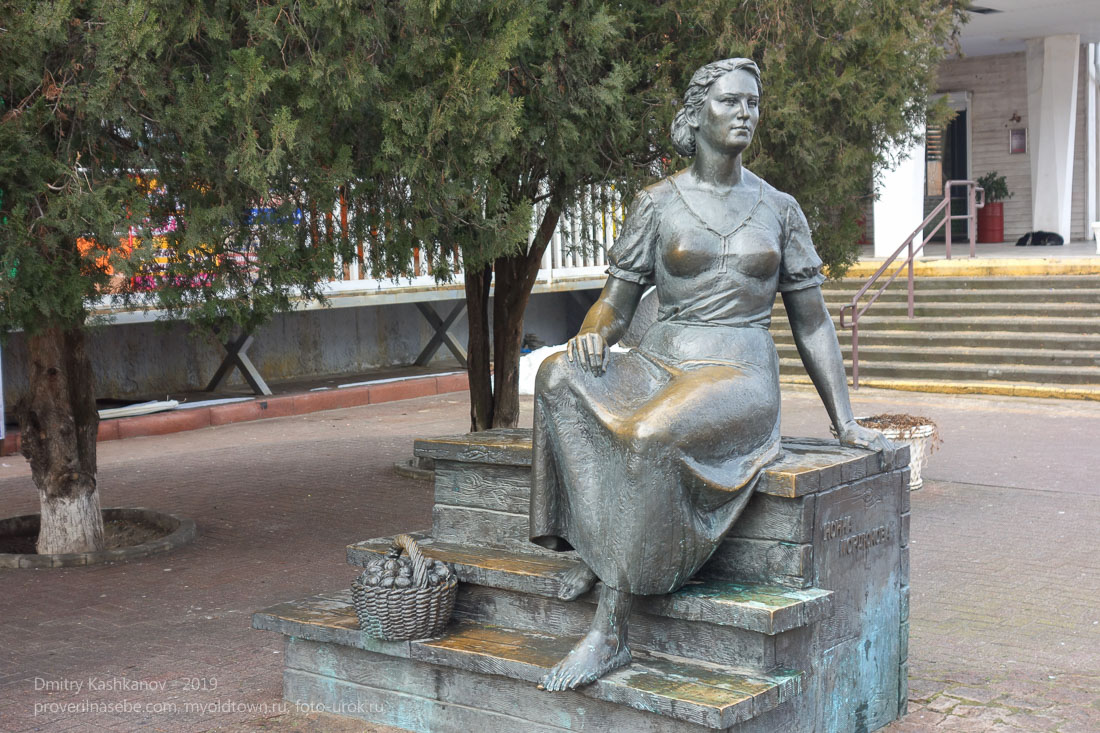 Ейск. Памятник Нонне Мордюковой