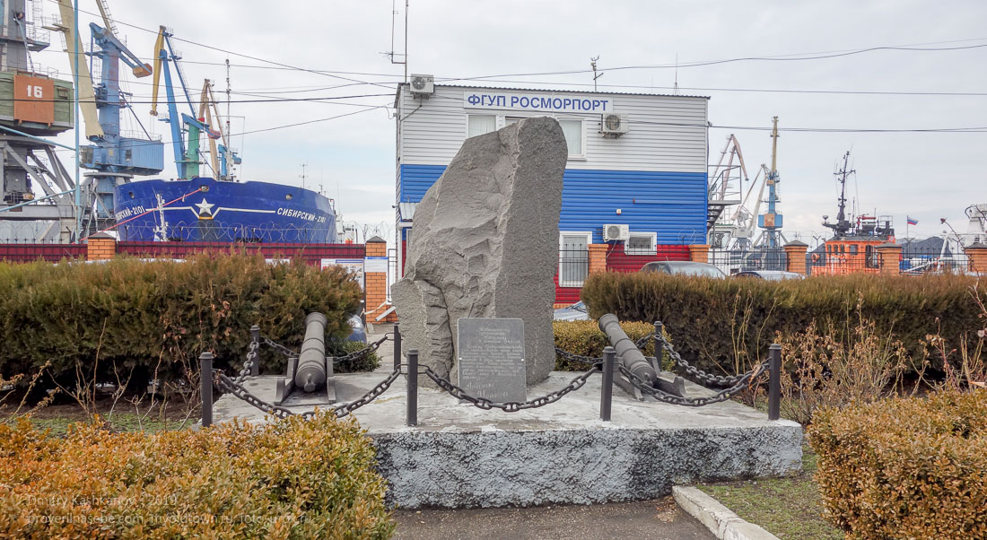 Памятник 200-летию переселению черноморских казаков. Вид на морской порт