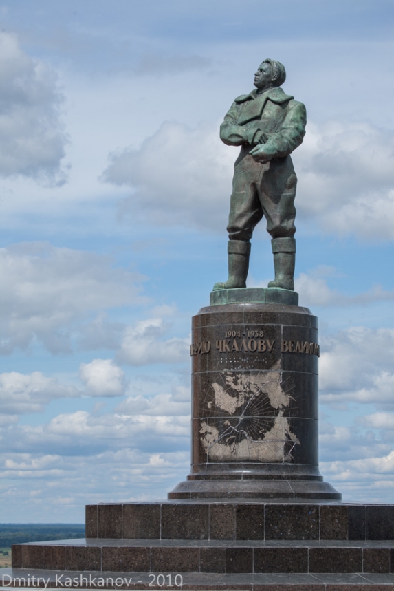 Памятник Валерию Чкалову в Нижнем Новгороде. Фото