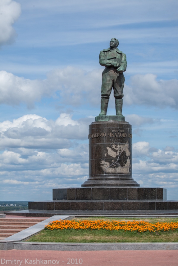 Памятник Чкалову на Волжском откосе в Нижнем Новгороде. Фото