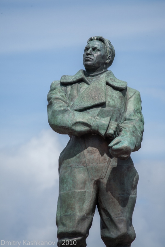 Валерий Чкалов. Памятник на площади Минина и Пожарского