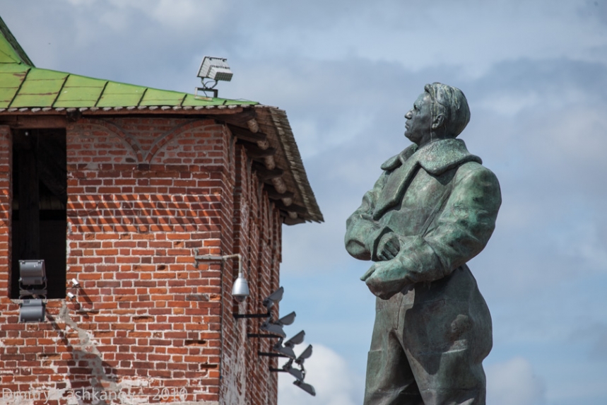 Памятник Чкалову на фоне Георгиевской башни Нижегородского кремля. Фото