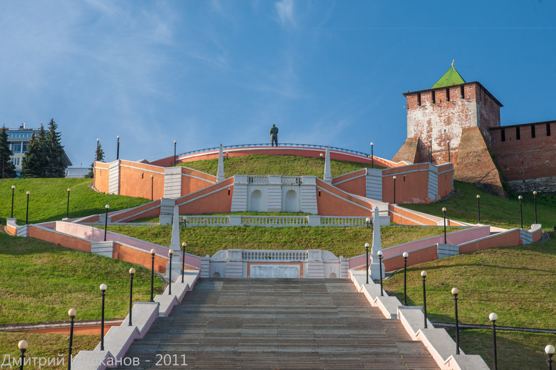 Знаменитая Чкаловская лестница в Нижнем Новгороде. Памятник Чкалову. Фото