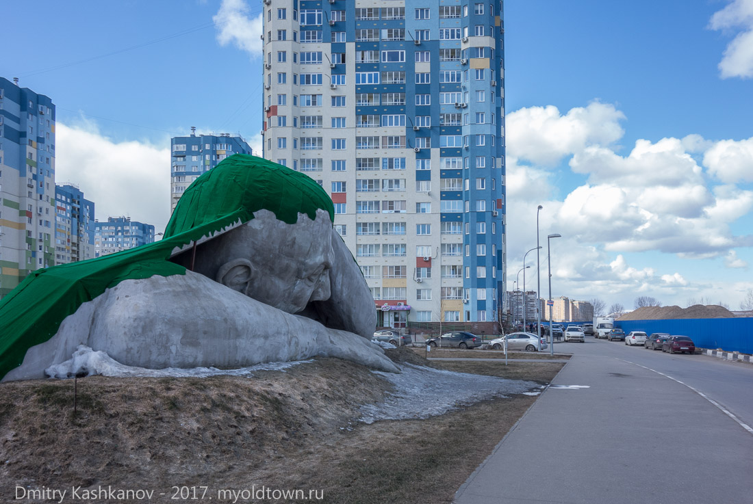Необычная скульптура встречает прибывших в Нижний Новгород по мосту через Волгу