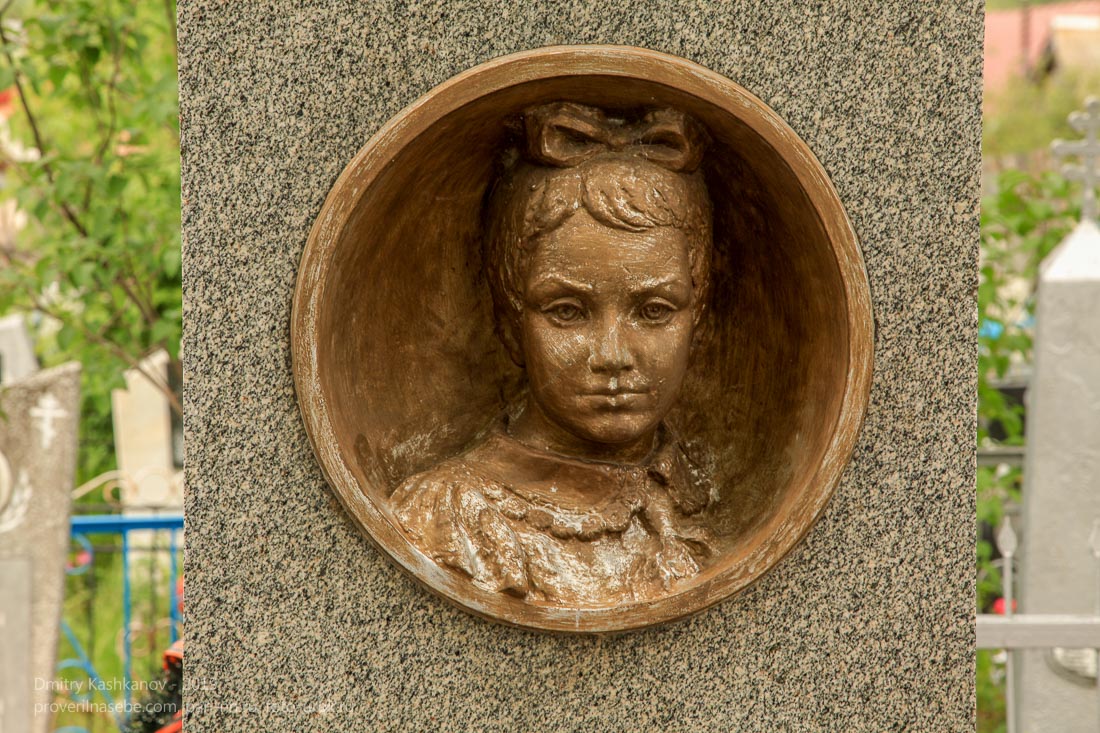 Памятник на могиле ленинградской пионерки Тани Савичевой