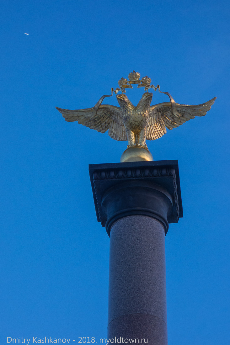 Золотой орел на вершине памятника 1000-летию Ярославля. Фото