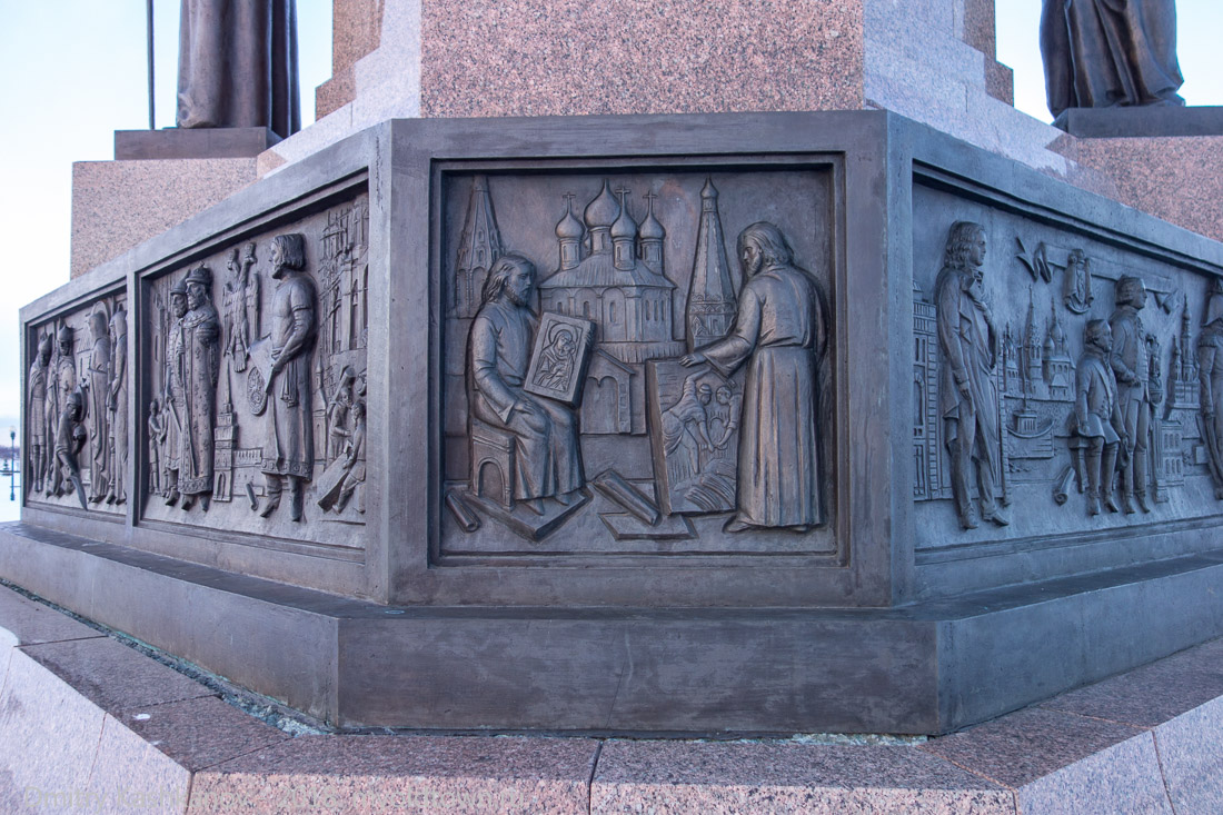 Барельефы в основании памятника. Фото