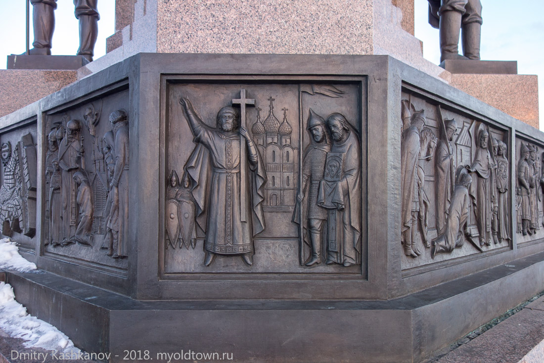 Барельефы в основании памятника в Ярославле. Фото