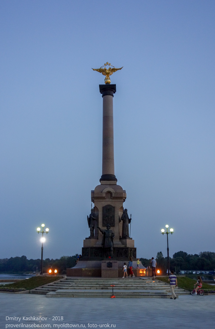 Памятник 1000-летию Ярославля на Стрелке. Вечернее фото