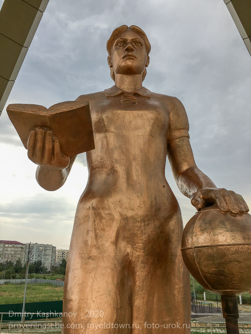Памятник первой русской учительнице
