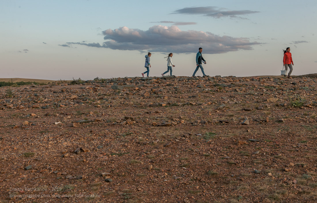 Заповедник Аркаим. Туристы ходят по каменному лабиринту на вершине горы Шаманки