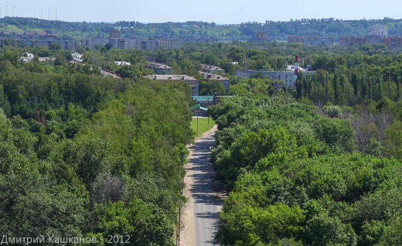 Дорога между Автозаводским парком и озером