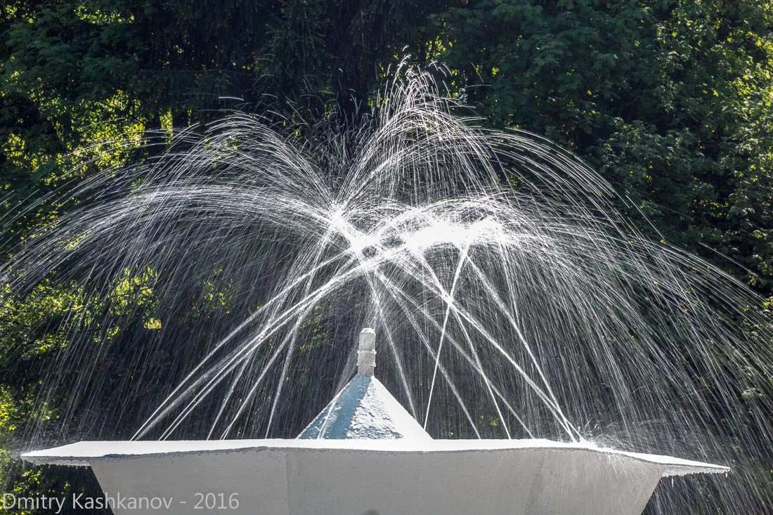 Верхушка малого фонтана в Автозаводском парке. Брызги. Фото