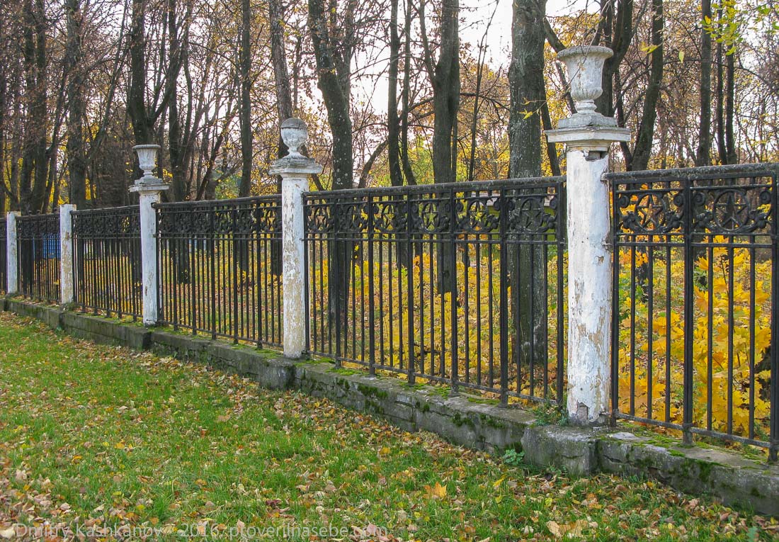Старые колонны парковой ограды. Фото