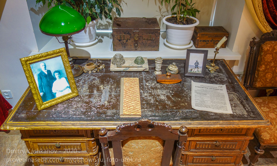 Старинный письменный стол. Дзержинский краеведческий музей