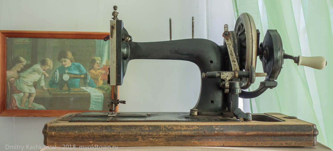 Старая ручная швейная машинка. Фото
