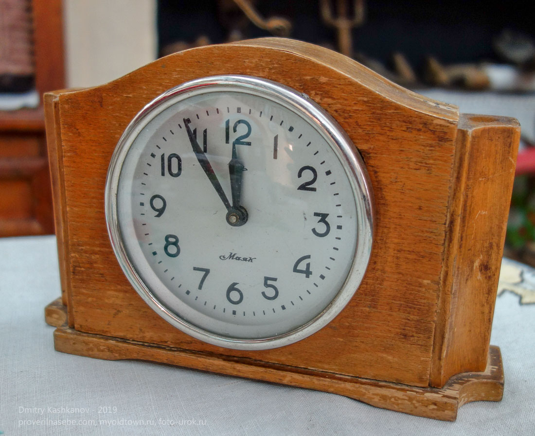 Старые часы марки Маяк в деревянном корпусе. Фото