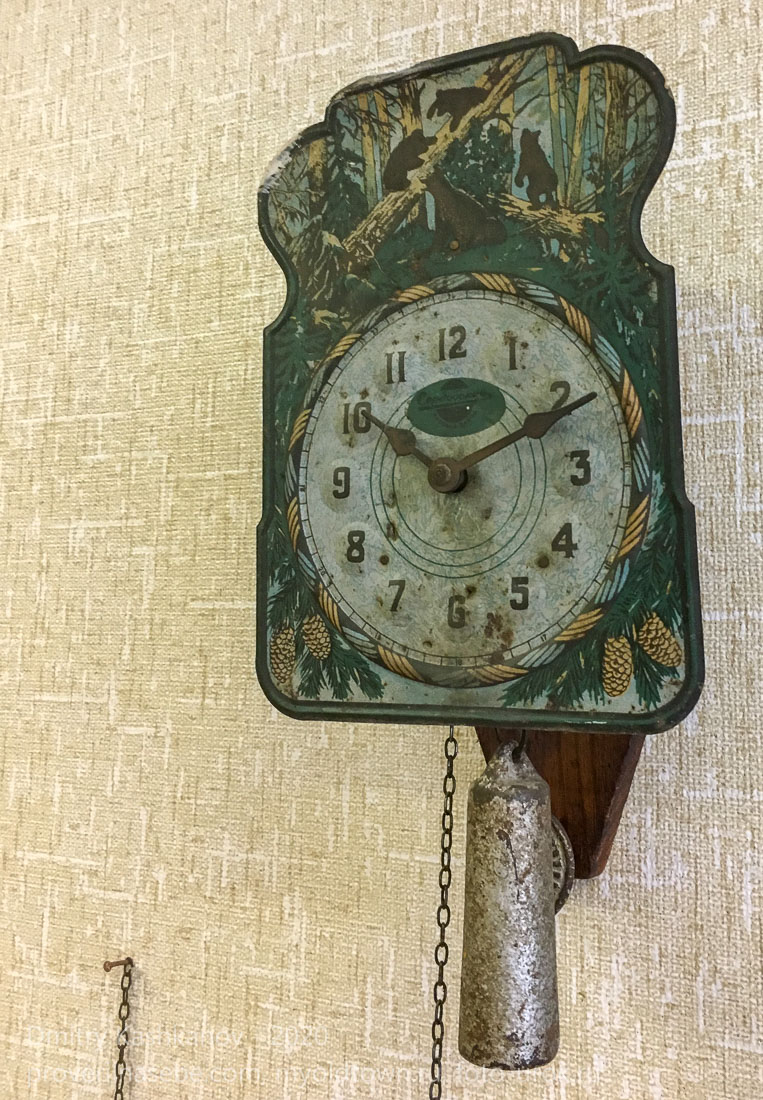 Старинные часы с гирей и маятником
