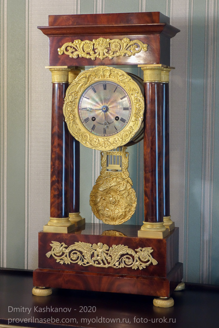 Старинные часы с маятником. Иркутский музей декабристов