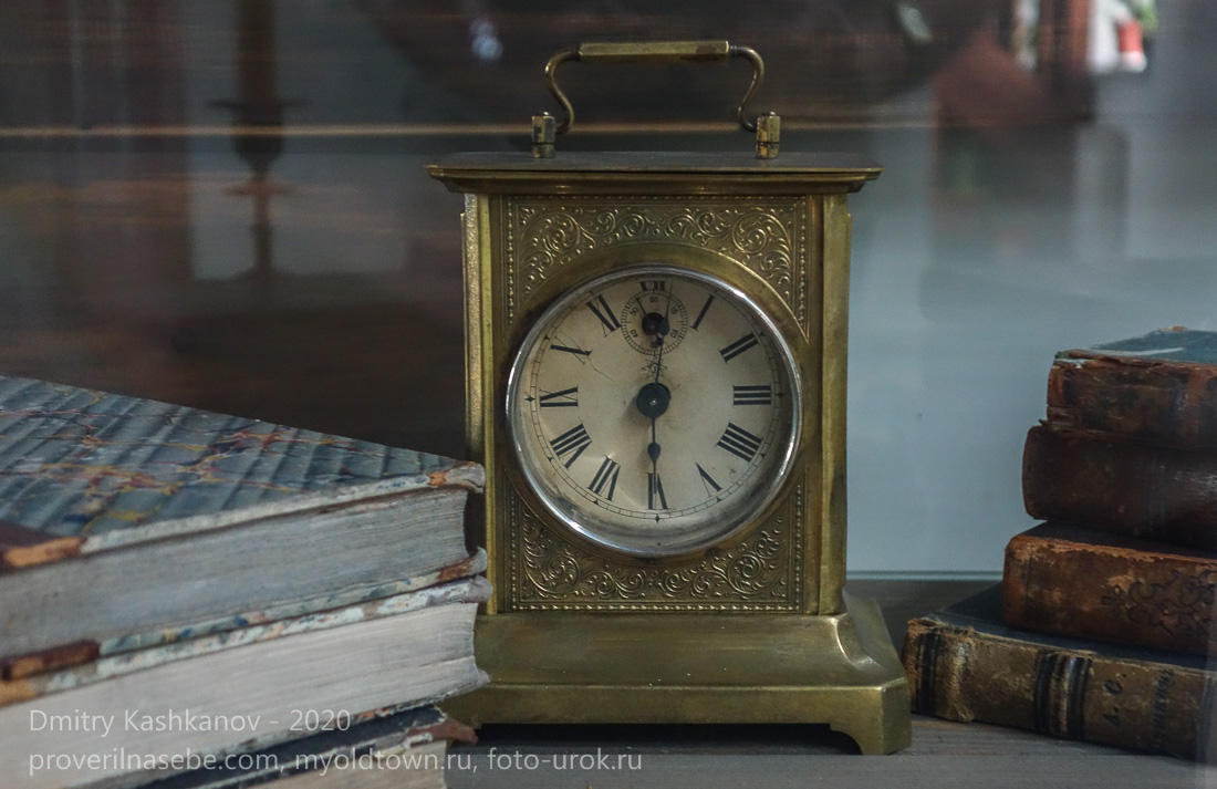 Старинные настольные часы. Иркутский музей декабристов
