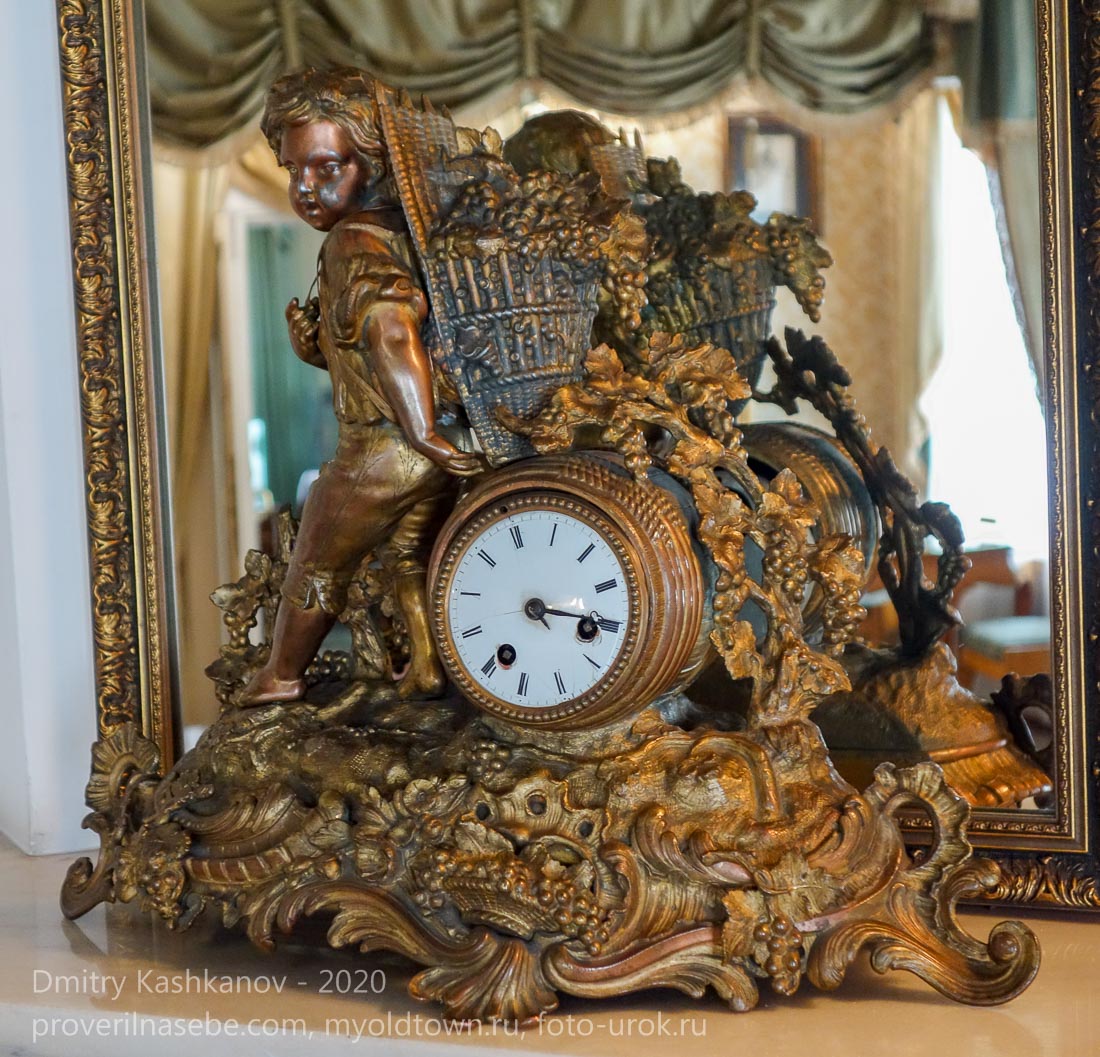 Старинные каминные часы. Иркутский музей декабристов