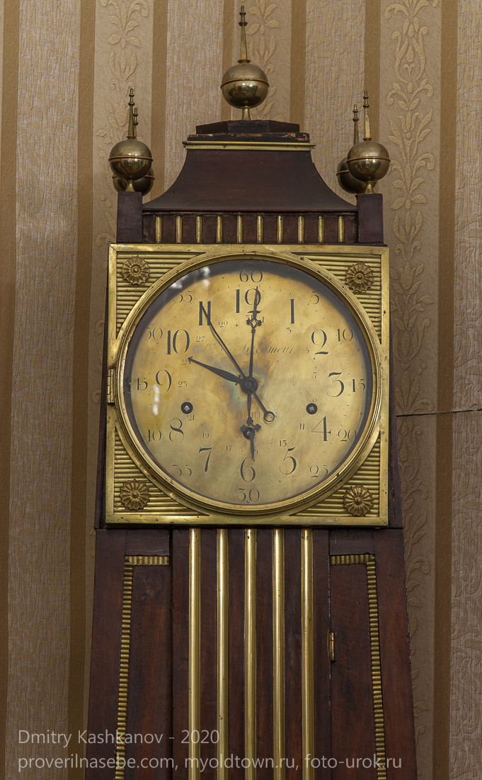 Старинные часы с четвертой календарной стрелкой