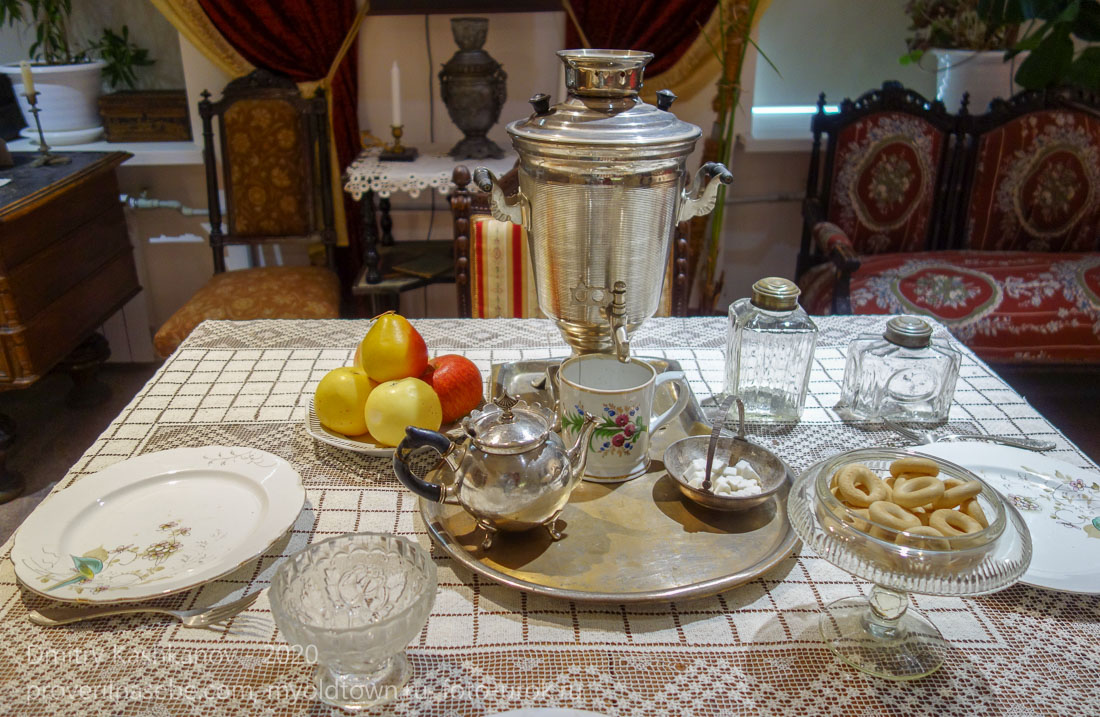 Старинный стол с самоваром и чайными чашками. Дзержинский краеведческий музей