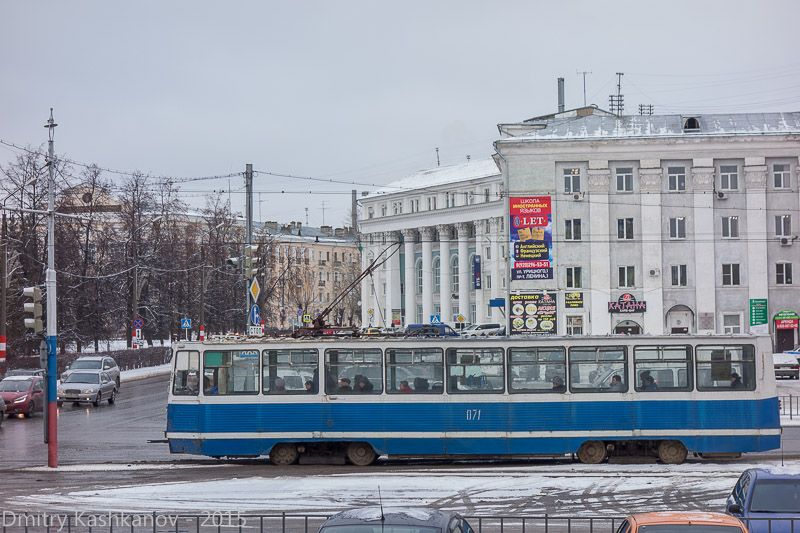 Старый синий трамвай в центре Дзержинска