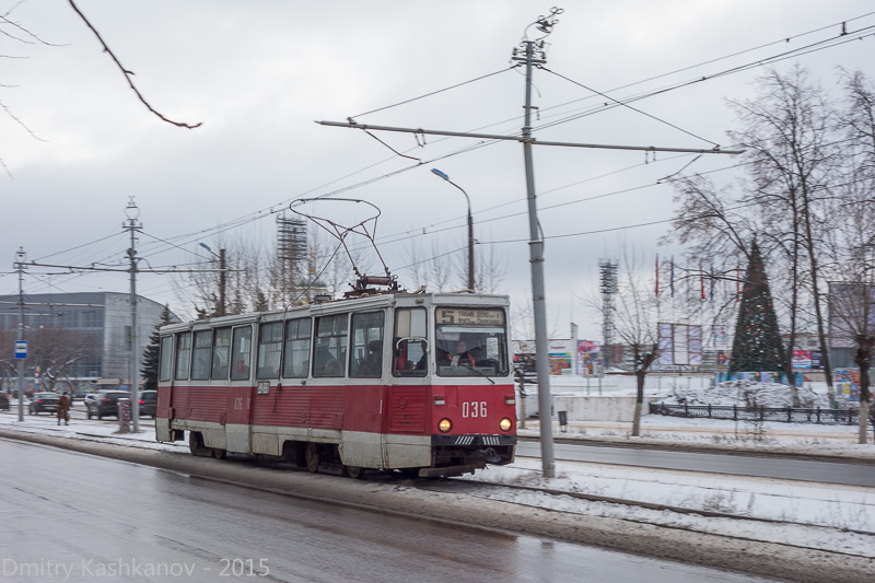 Старый красный трамвай. Дзержинск. Декабрь 2015 года