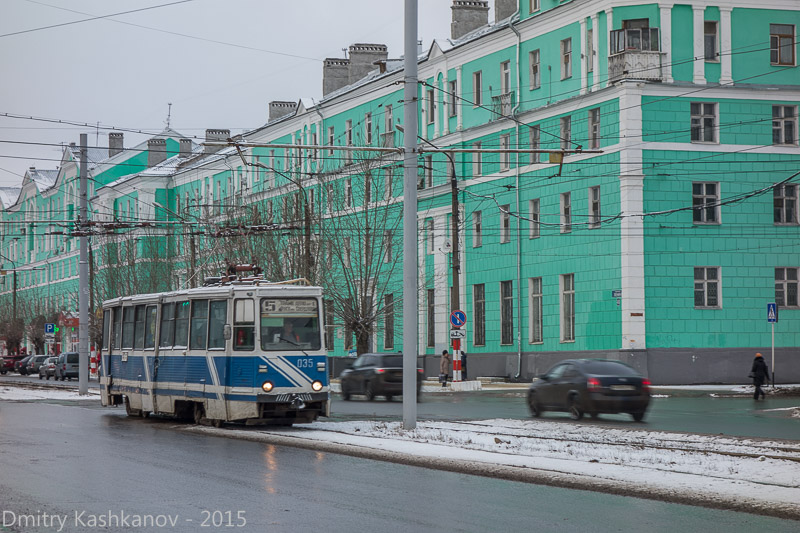 Старый синий трамвай на проспекте Ленина в Дзержинске