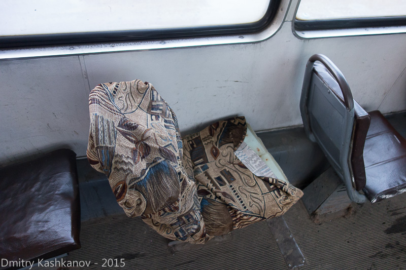 Старые сидения в салоне трамвая