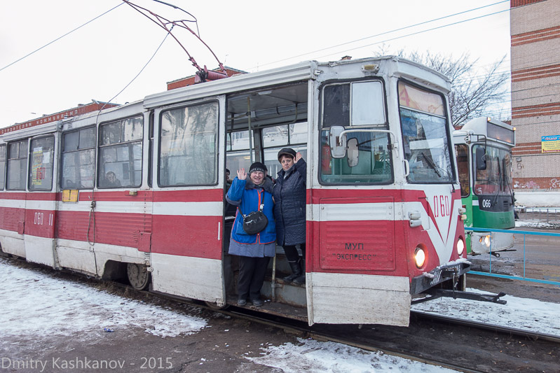 Водитель и кондуктор дзержинского трамвая прощаются с пассажирами