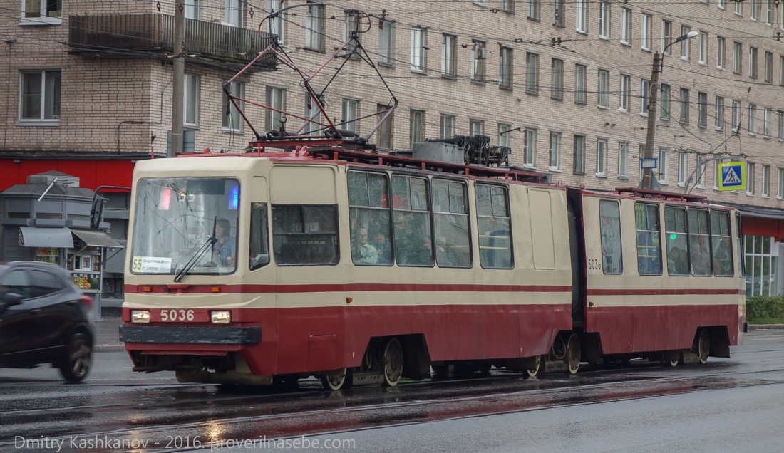 Старый трамвай с гармошкой. Фото