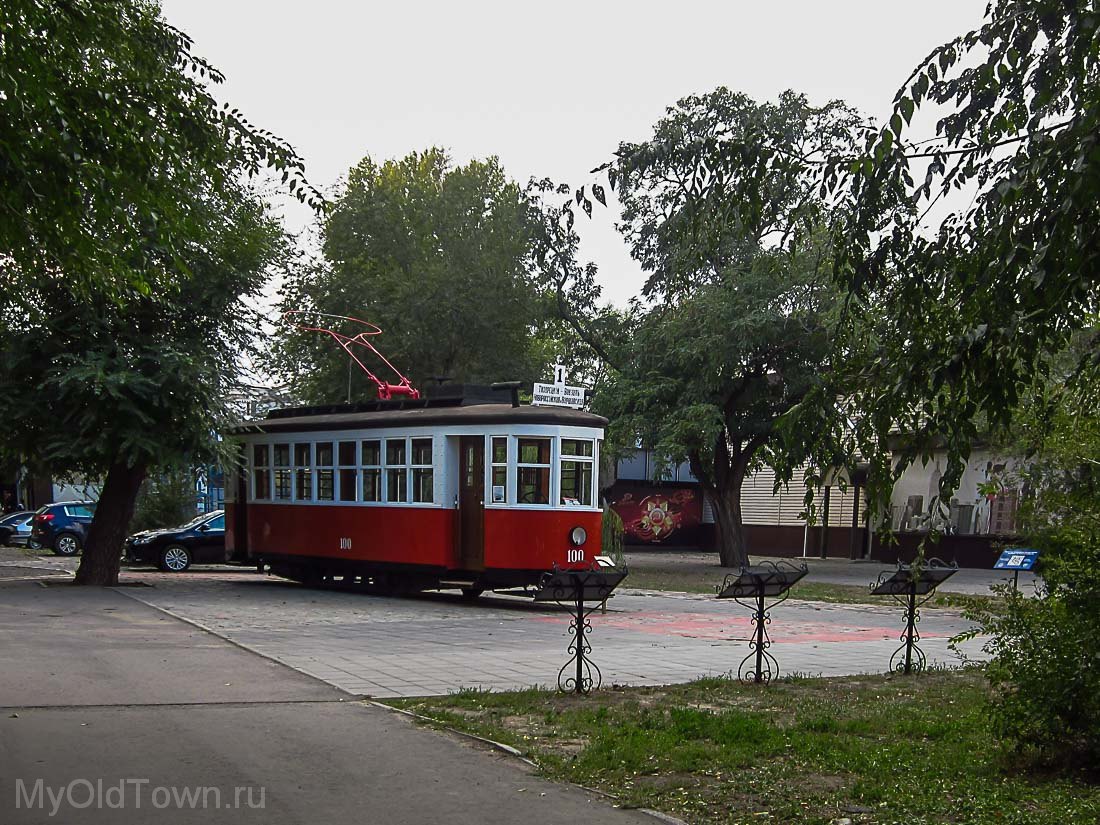 Памятник. Трамвай серии Х с одной фарой. Фото